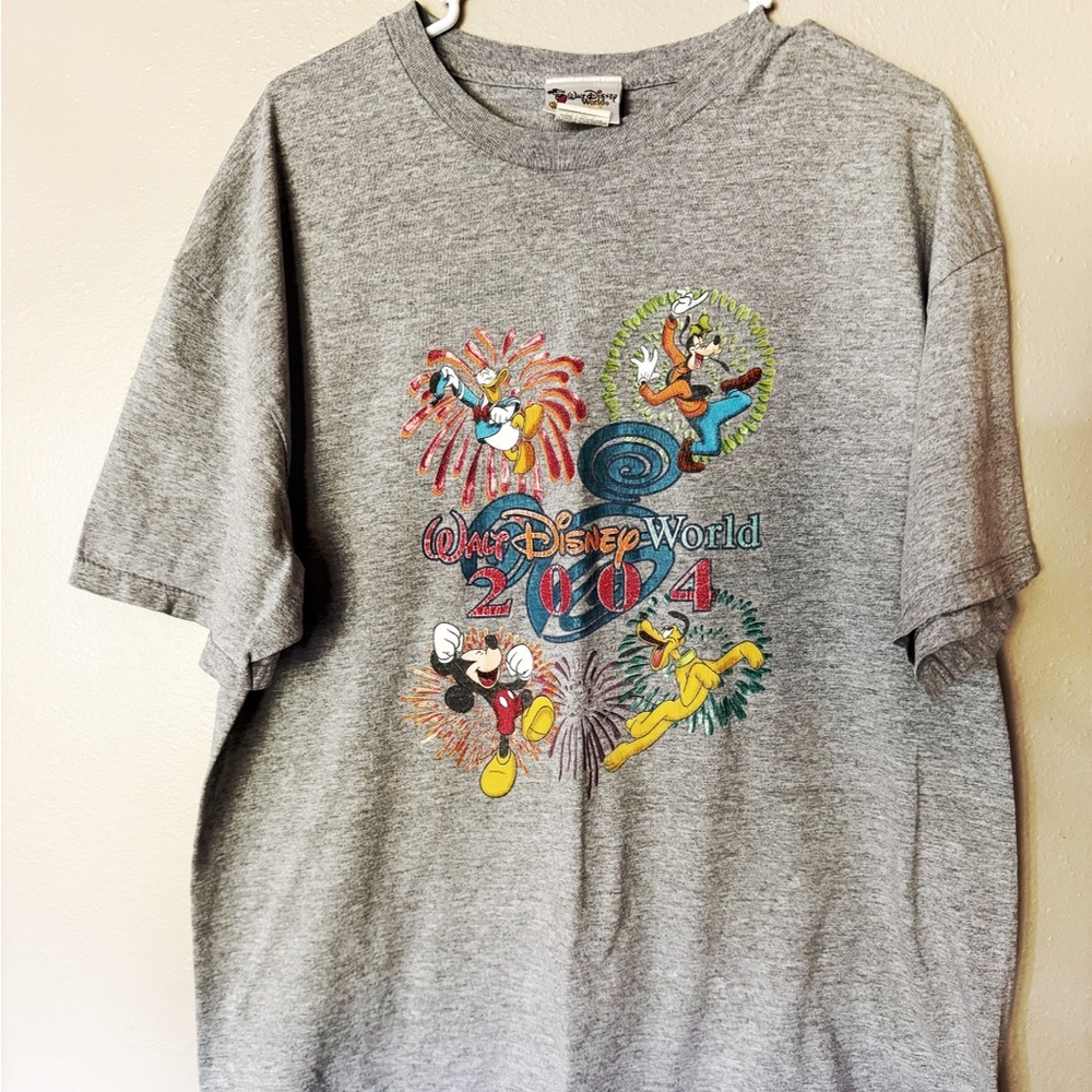 Vintage 2004 Grey Disney World graphic t-shirt Y2K